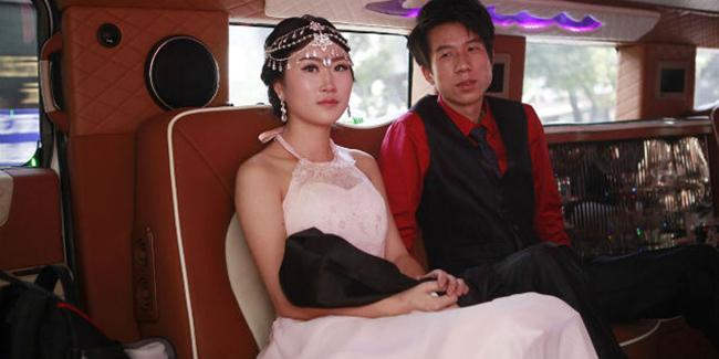 Pasangan yang menikah dengan gaya super mewah. | Foto: copyright shanghaiist.com
