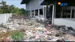 Sampah juga menutup akses jalan masuk bagi warga. Sampah plastik dan sampah rumah tangga lainnya mendominasi.