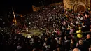 Ribuan orang menyaksikan perayaan malam San Juan di San Pedro Manrique, Spanyol Utara, Minggu (24/6). Tradisi kuno Spanyol ini diperingati untuk menyambut musim panas. (AP Photo/Alvaro Barrientos)