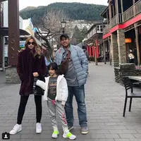 Nia Ramadhani dan Ardi Bakrie serta Mikhayla saat di Selandia Baru (Instagram/@ramadhaniabakrie)