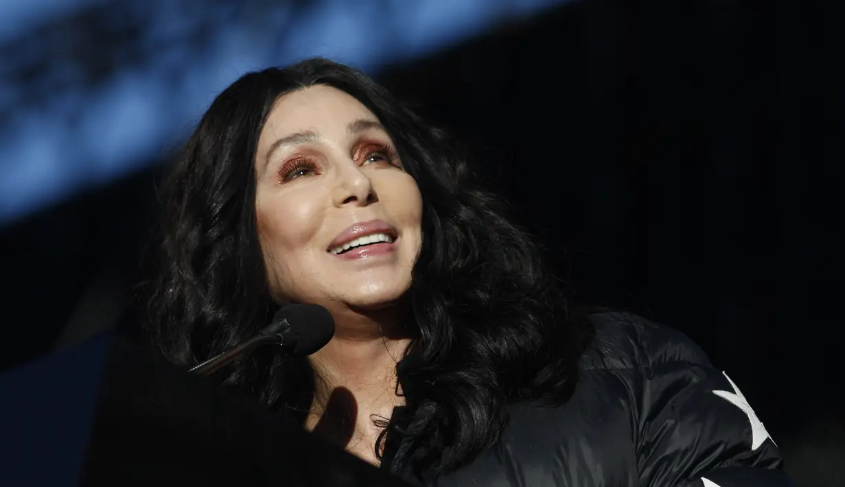 Seperti yang diketahui, Cher adalah selebriti yang vokal dalam menyerang kebijakan Donald Trump yang dirasa salah. (SAM MORRIS / GETTY IMAGES NORTH AMERICA / AFP)