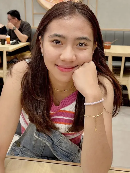 Masih dengan overallnya, kali ini ia memadukannya dengan  sleeveless knit pink.  Credit: Instagram @shiinntia