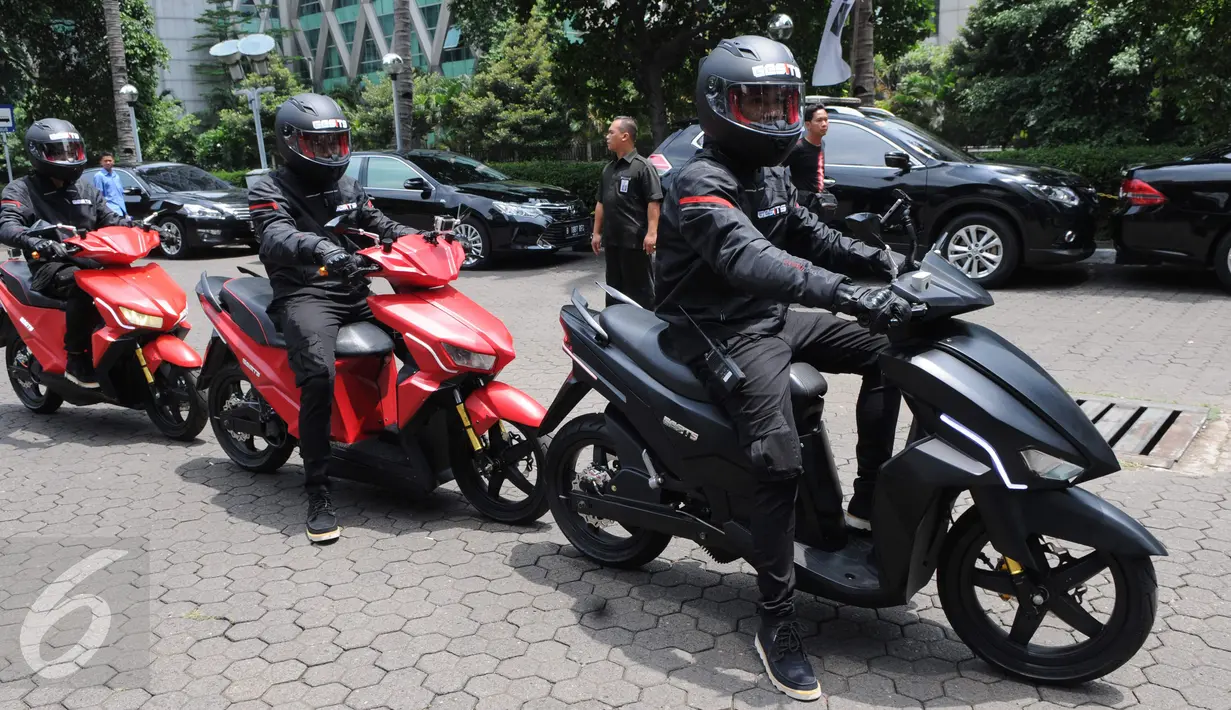 Pengendara dari ITS menggunakan motor listrik GESITS saat seremoni pelepasan 'GESITS Tour de Jawa Bali' di Jakarta, Senin (7/11). Beberapa pengendara dari ITS dilepas Menristekdikti Mohammad Nasir menggunakan lima unit GESITS. (Liputan6.com/Helmi Afandi)