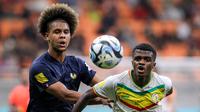 Pemain Timnas Prancis U-17, Tidiam Gomis (kiri), dan pemain Senegal U-17, Alpha Toure berusaha merebut bola dalam pertandingan babak 16 besar Piala Dunia U-17 2023 yang berlangsung di Jakarta International Stadium, Rabu (22/11/2023). (Bola.com/Bagaskara Lazuardi)