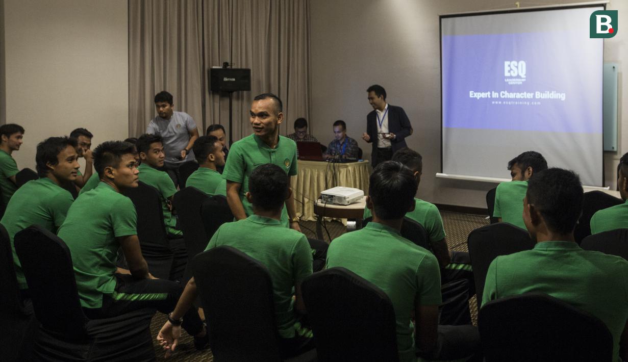 Pemain Timnas Indonesia, Riko Simanjuntak, bersama rekan-rekannya mengikuti sesi ESQ di Hotel Grand Zuri, Jawa Barat, Senin (5/11). Materi ESQ diberikan jelang turnamen Piala AFF 2018. (Bola.com/Vitalis Yogi Trisna)