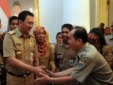 Rombongan Pegawai Negeri Sipil (PNS) tampak berkunjung ke Balai Kota, Jakarta,  Rabu (22/7/2015). Mereka melakukan halal bihalal dengan Gubernur DKI Jakarta Basuki T Purnama.(Liputan6.com/JohanTallo)