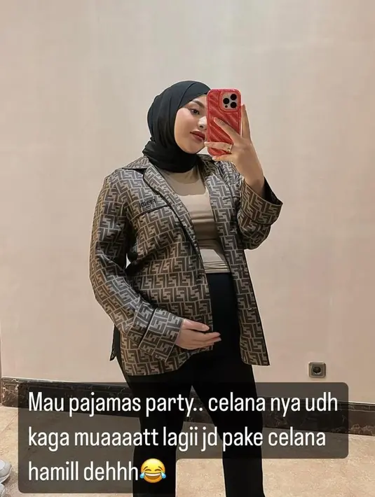 Pertama, ada Aurel Hermansyah yang mengenakan baju tidur Fendi Brown Twill Shirt sebagai outer. Baju tidur tersebut ditaksir sekitar Rp25 jutaan.[Instagram/aurelie.hermansyah]