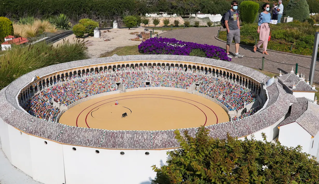 Para turis mengunjungi Taman Mini Eropa di Brussel, Belgia, pada 22 September 2020. Taman tersebut menyuguhkan versi miniatur dari berbagai lokasi wisata di Eropa. Taman Mini Eropa dibuka kembali pada Mei 2020 dengan menerapkan langkah-langkah pencegahan penyebaran COVID-19. (Xinhua/Zheng Huansong)