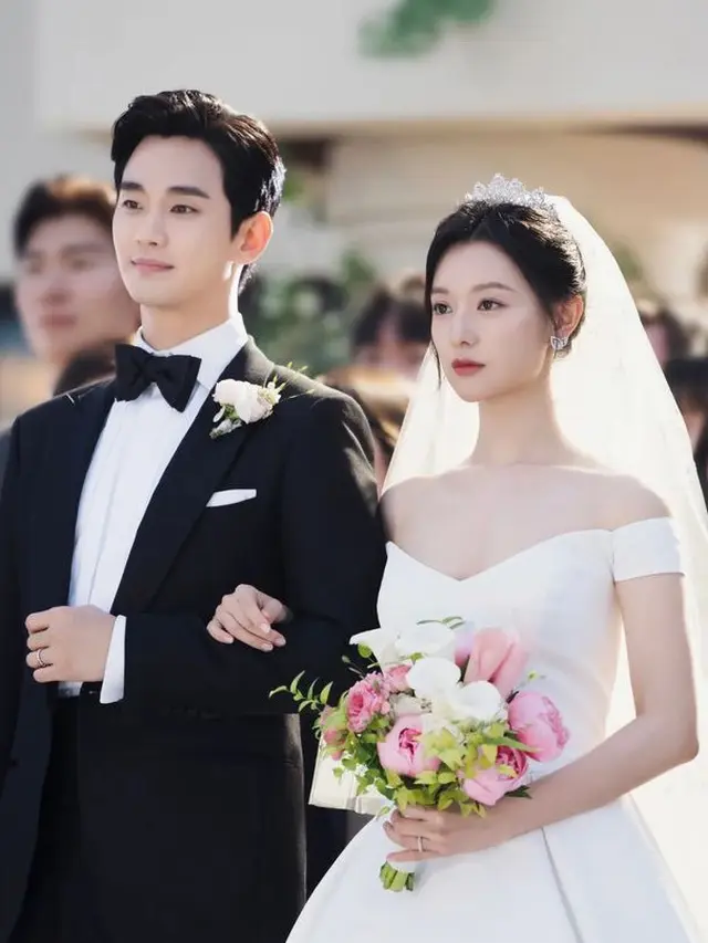 Kim Ji Won Dibalut Gaun Putih di Drama Queen of Tears sebagai Hong Hae In