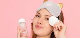 Micellar water bekerja dengan partikel kecil bernama micelles, yang bertindak seperti magnet untuk menarik kotoran, minyak, dan sisa makeup dari permukaan kulit. (foto/dok: freepik/KamranAydinov)