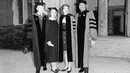 Foto pada 1969 memperlihatkan Hillary Clinton (kedua dari kiri) saat masih menjadi mahasiswi Wellesley College di Boston, Massachusetts, AS. (Wellesley College Archives/Handout via REUTERS)