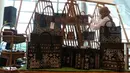 Pengunjung melihat produk lokal saat Festival UMKM di JIExpo Kemayoran, Jakarta, Sabtu (19/8/2023). (Liputan6.com/Angga Yuniar)