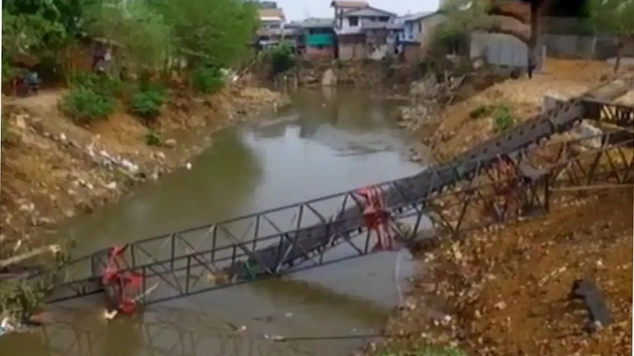 Polisi Olah TKP Crane Ambruk di Kampung Pulo