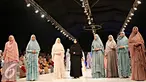 Sejumlah selebriti mengenakan busana muslim Si.Se.Sa: Syar'i for Urban, Jakarta, Rabu (10/2). Peragaan menampilkan 61 koleksi dalam tujuh rangkaian babak produk terbaru Si.Se.Sa dengan rentang warna pastel yang lebar. (Liputan6.com/Immanuel Antonius)
