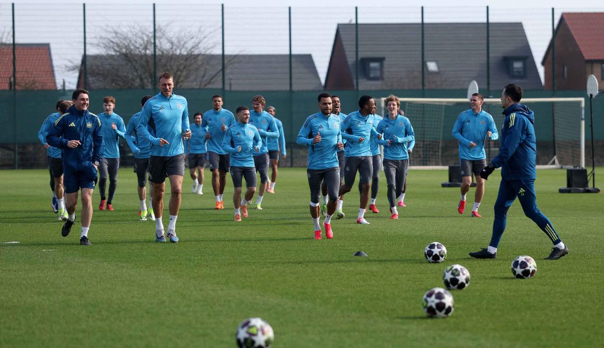 Duel Newcastle United vs Barcelona dijadwalkan berlangsung Rabu (11/3/2026) pukul 03.00 dini hari WIB. Tampak dalam foto, bek Newcastle United asal Inggris, Dan Burn (kedua kiri), bersama rekan setimnya mengikuti sesi latihan tim di pusat pelatihan Darsley Park di Newcastle upon Tyne, pada Senin 9 Maret 2026. (SCOTT HEPPELL/AFP)