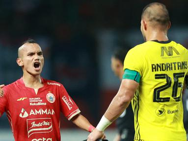 Selebrasi pemain Persija Jakarta, Riko Simanjuntak setelah mencetak gol ke gawang Persib Bandung dalam dalam laga tunda pekan ke-28 BRI Liga 1 2022/2023 yang berlangsung di Stadion Patriot Candrabhaga, Jumat (31/3/2023). (Bola.com/M Iqbal Ichsan)