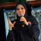Sejak memutuskan memakai hijab, Peggy Melati Sukma tidak hanya menutup auratnya tapi ia juga rajin melakukan berbagai kegiatan sosial seperti kunjungannya ke lapas wanita kelas II di Tanggerang, (15/7/14), (Liputan6.com/ Faisal R Syam)
