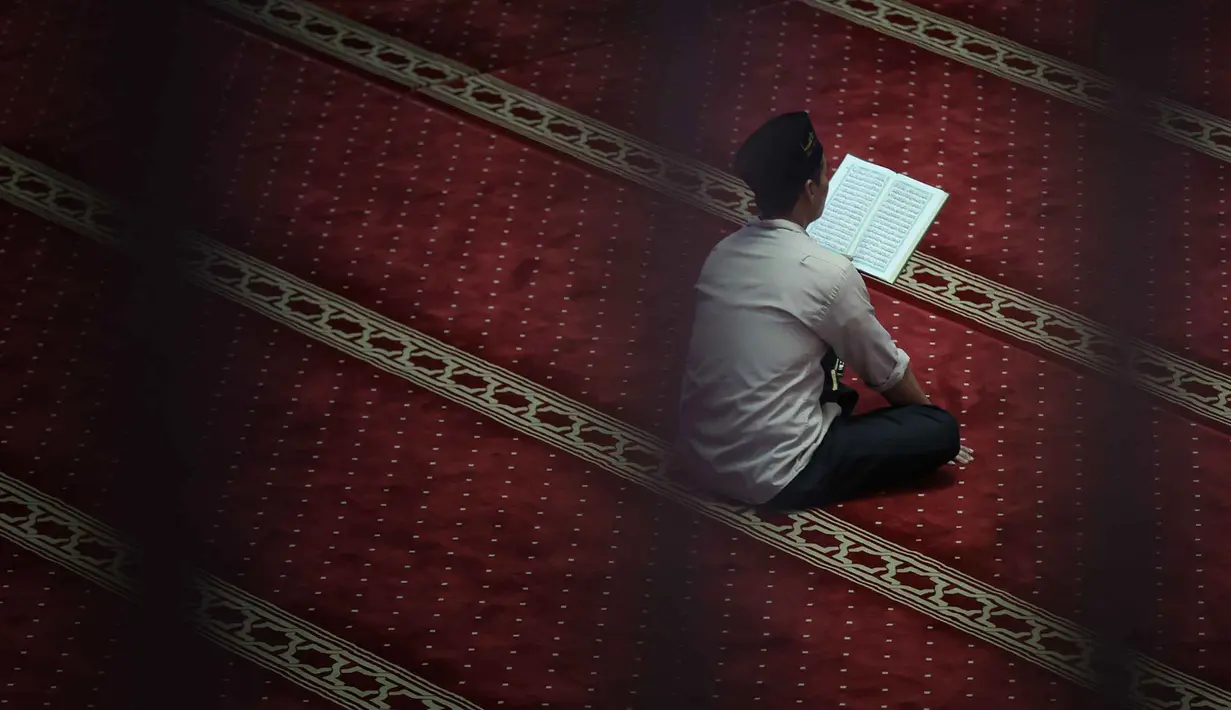 Salat Tarawih berjamaah hingga Kampung Ramadan yang berisi dongeng ceria untuk anak-anak disiapkan untuk menambah kemeriahan suasana Ramadan tahun ini. Tampak dalam foto, umat Muslim membaca Al-Quran atau tadarus saat menjalani hari pertama Ramadan 1447 Hijriah di Masjid Istiqlal, Jakarta, Kamis (19/2/2026). (Kapanlagi.com/Budy Santoso)