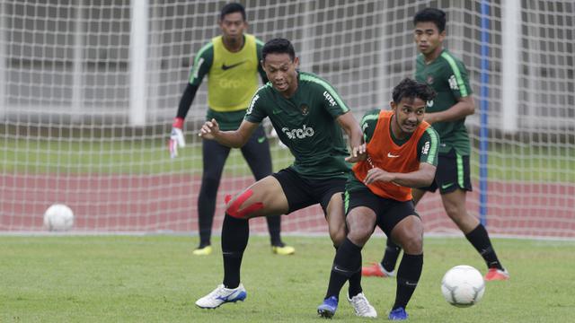 Pemain Timnas Indonesia U-22, Andy Setyo, berebut bola dengan Gian Zola. (Bola.com/Yoppy Renato)