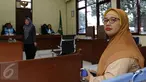 Mantan Kepala Sekolah SMAN 3 Jakarta, Retno Listyarti menunggu jalannya persidangan di PTUN Jakarta Timur, Rabu (16/9/2015). Retno menggugat surat keputusan Kadispen DKI Jakarta Arie Budhiman mengenai pemecatan dirinya. (Liputan6.com/Yoppy Renato)