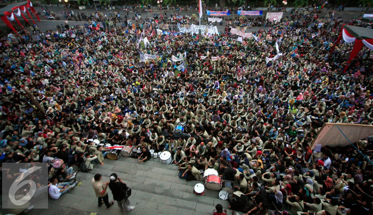 Ribuan mahasiswa berunjuk rasa di depan Rektorat UGM, Yogyakarta, Senin (2/5). Mereka menuntut rektor menolak uang kuliah tunggal (UKT), mengembalikan kantin Bonbin, dan pemenuhan Tunjangan Kinerja pegawai UGM. (Liputan6.com/Boy Harjanto)