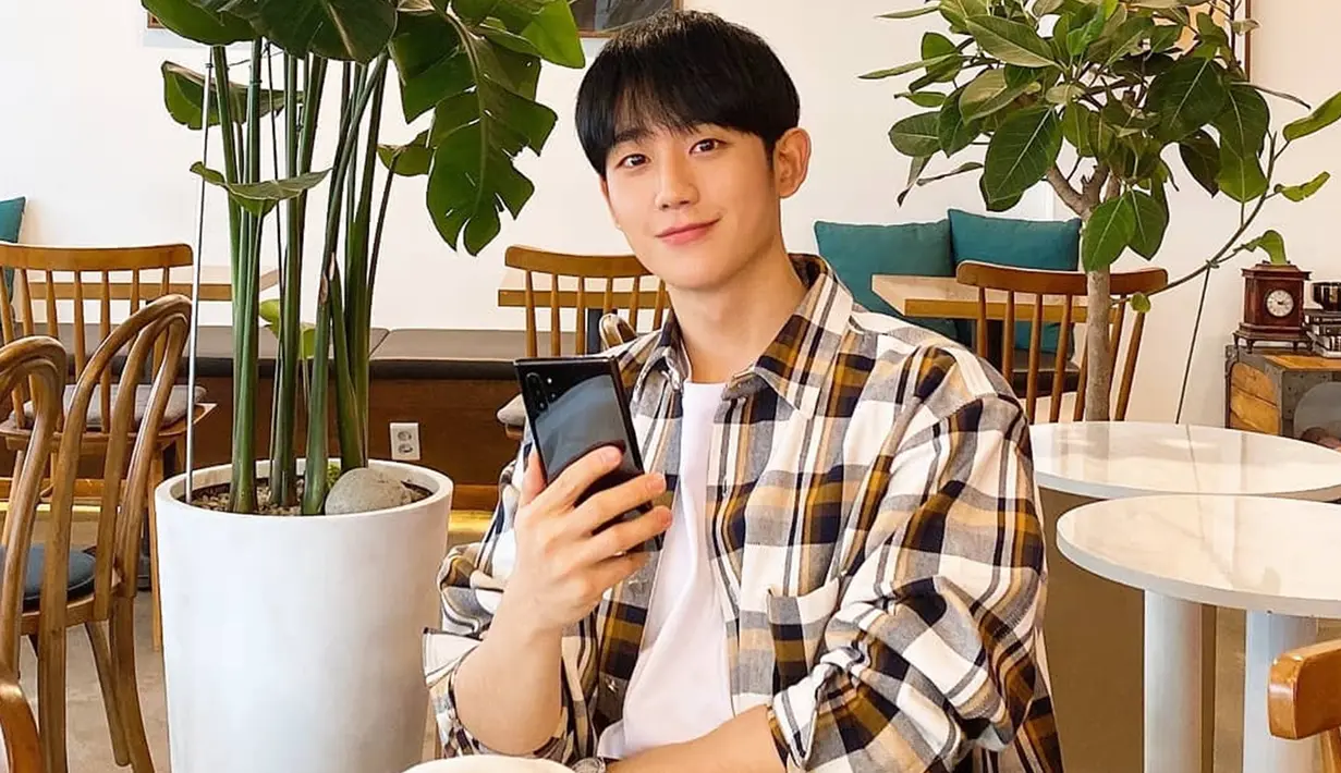 Penampilan aktor kelahiran 1 April 1988 ini hanya dengan memadukan kaos putih polos dengan kemeja motif kotak-kotak juga tak lepas dari sorotan netizen. Gaya santainya ini pun tetap membuatnya terlihat stylish dengan lengan kemeja yang dilipat. (Liputan6.com/IG/@holyhaein)