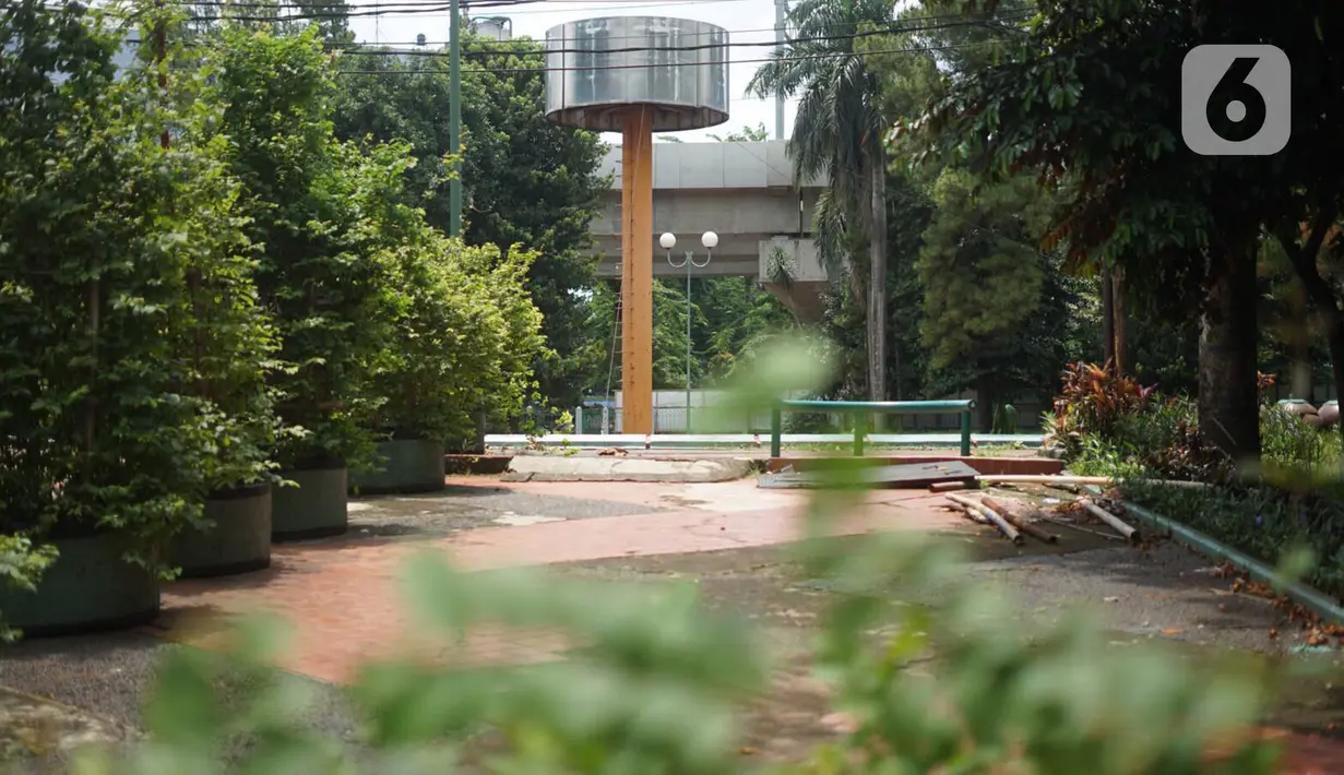 Kondisi Taman Martha Tiahahu di kawasan Blok M, Jakarta, Selasa (18/2/2020). Keasrian dan kenyamanan taman yang memiliki luas 20.960 meter persegi tersebut dinilai terbengkalai dan tak layak menjadi taman kota karena tidak terawat. (Liputan6.com/Immanuel Antonius)