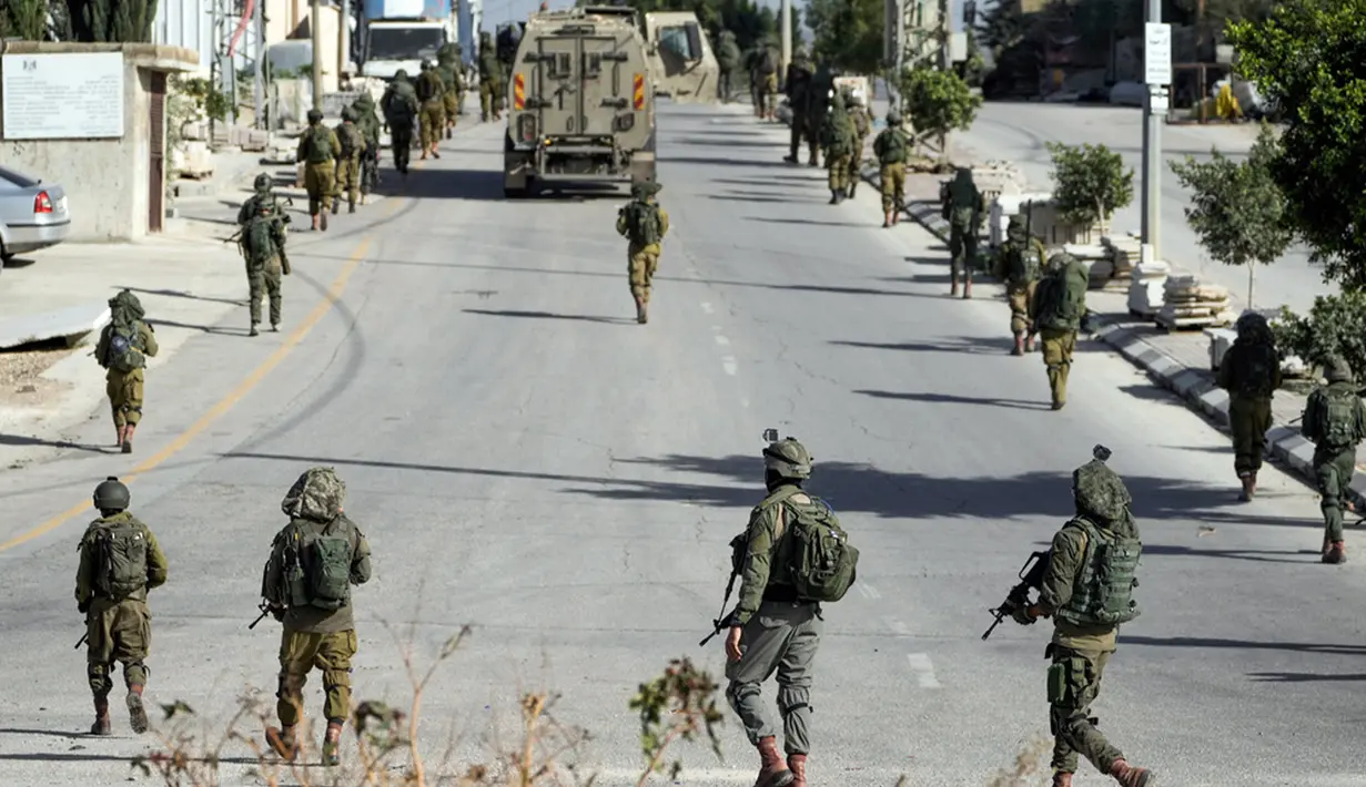 Menurut Kementerian Kesehatan Palestina, lebih dari 220 warga Palestina telah dibunuh oleh pasukan Israel di Tepi Barat sejak 7 Oktober dan lebih dari 2.800 lainnya terluka. (AP Photo/Majdi Mohammed)