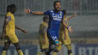 Pemain Persib, Zulham Zamrun, merayakan gol yang dicetaknya ke gawang Barito Putera pada laga Torabika Soccer Championship 2016 di Stadion Pakansari, Bogor, Jawa Barat, Sabtu (13/8/2016). (Bola.com/Vitalis Yogi Trisna)
