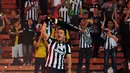 Salah satu suporter Juventus berteriak gembira merayakan kemenangan I Bianconeri atas ISL All Stars 8-1 di Stadion GBK, Jakarta, (6/8/2014). (Liputan6.com/Helmi Fithriansyah)