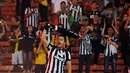 Salah satu suporter Juventus berteriak gembira merayakan kemenangan I Bianconeri atas ISL All Stars 8-1 di Stadion GBK, Jakarta, (6/8/2014). (Liputan6.com/Helmi Fithriansyah)