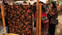 Pengunjung melihat batik Kudus rancangan desainer Denny Wirawan saat pagelaran fashion dan pembukaan pop-up store di Jakarta, Rabu (30/9/2015). Menyambut hari Batik Nasional retail Balijava meluncurkan koleksi Batik Kudus. (Liputan6.com/Angga Yuniar)
