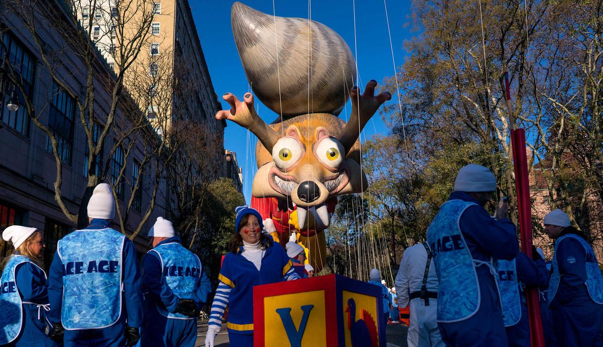 Balon raksasa Tupai Ice Age saat memeriahkan parade Hari Thanksgiving di Manhattan, New York, AS (23/11). Peringatan 'Thanksgiving' merupakan Hari Pengucapan Syukur di akhir musim panen. (AP Photo / Craig Ruttle)