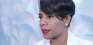 Sebelum menjadi penyanyi terkenal, Nowela memiliki cerita akan suka duka yang ia rasakan saat menjadi penyanyi kafe. Setelah menjadi penyanyi besar, ia juga memiliki impian untuk membantu kehidupan saudaranya yang berada di Papua.