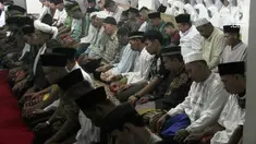 Jamaah Tarekat Naqsabandiyah di Padang, Sumatera Barat, sudah melaksanakan salat Idul Fitri sebagai awal masuknya bulan Syawal dan berakhirnya bulan Ramadan.