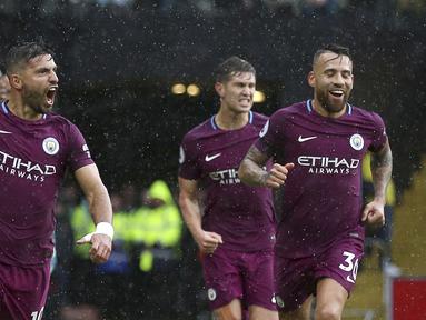 Pemain Manchester City, Sergio Aguero (kiri) merayakan gol bersama rekan-rekannya. (Nigel French/PA via AP)