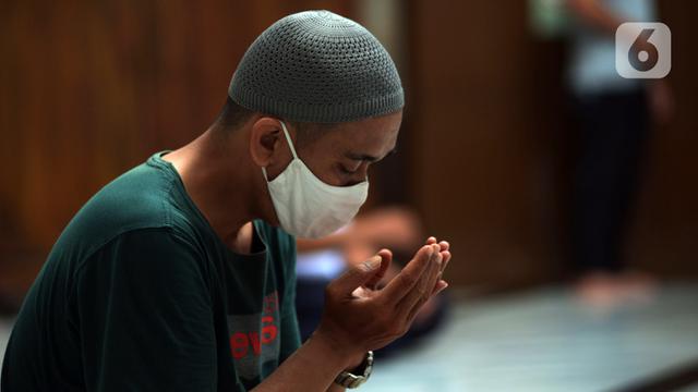 FOTO: Kasus COVID-19 Mulai Landai, MUI Izinkan Saf Salat Kembali Rapat