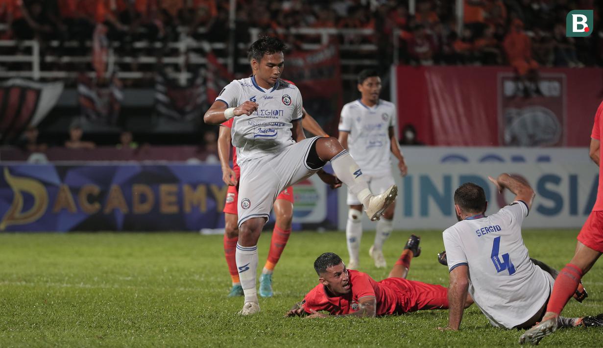 Stefano Lilipaly (tengah bawah) melakukan protes kepada wasit usai dilanggar bek Arema FC, Sergio Domingos Reis Silva (kanan). (Bola.com/Ikhwan Yanuar)