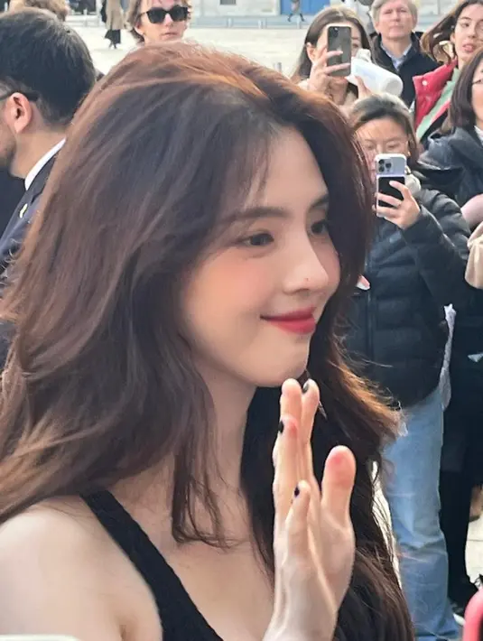 Wajahnya dipulas dengan pulasan makeup flawless yang berfokus pada blush on warna coral dan lipstik warna merah yang segar.  [Foto:X]