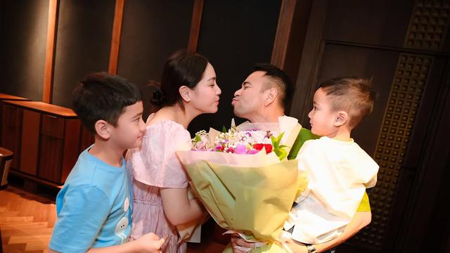 Potret Manis Raffi Ahmad dan Ketiga Anaknya Beri Kejutan Spesial untuk Nagita Slavina di Hari Ibu (credit: instagram/raffinagita1717)