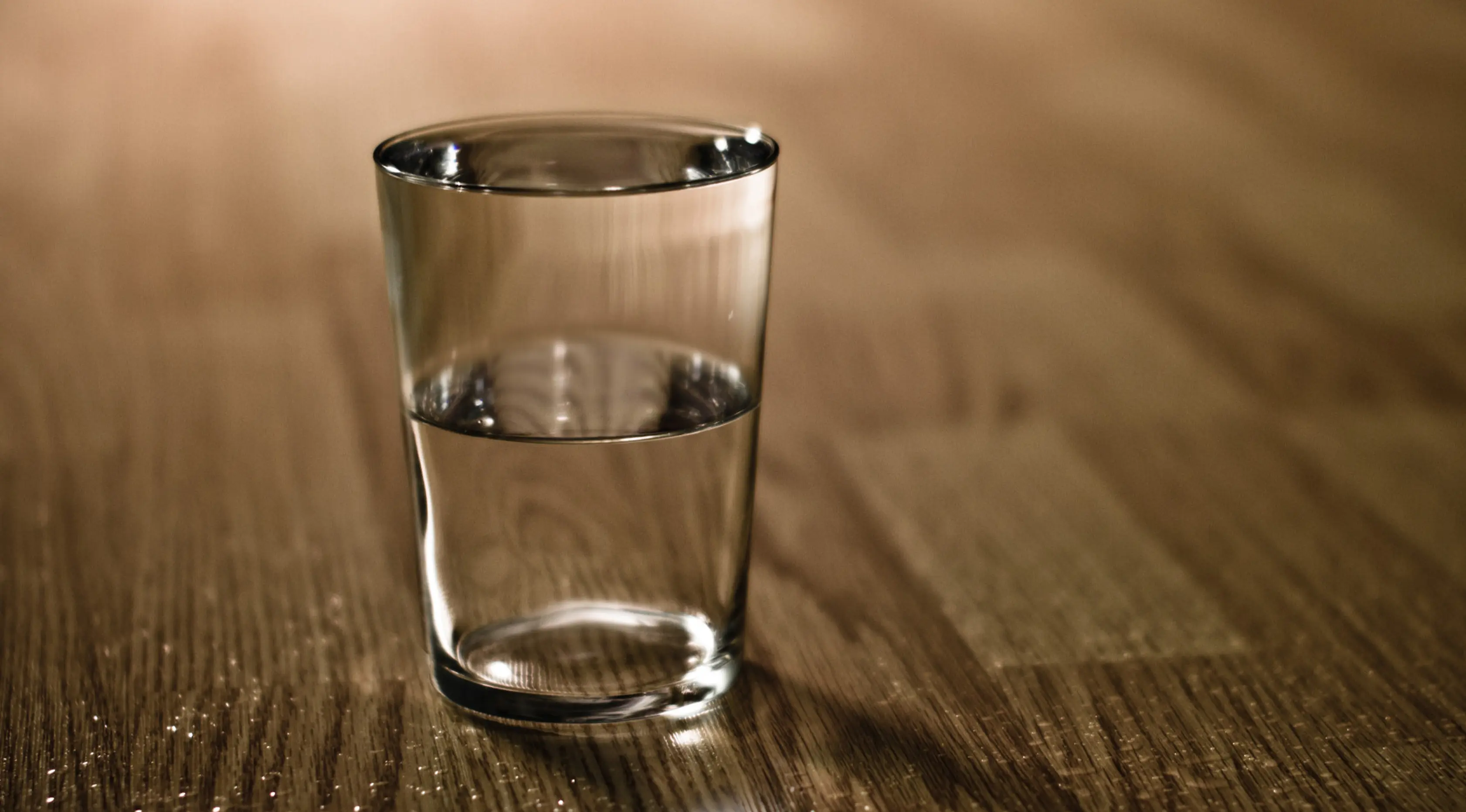 Ночь пустом стакане. Стакан воды. Стакан воды на столе. Притча о стакане воды. Притча про стакан.