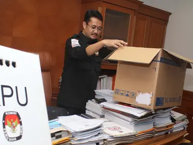 Komisioner KPU Ferry Kurnia Rizkiyansyah mengemasi barang-barang pribadi ke dalam kardus di ruang kerjanya di Kantor KPU, Jakarta, Senin (10/4). Hari ini merupakan hari terakhir Juri dan 4 komisioner KPU yang lain berkantor. (Liputan6.com/Angga Yuniar)