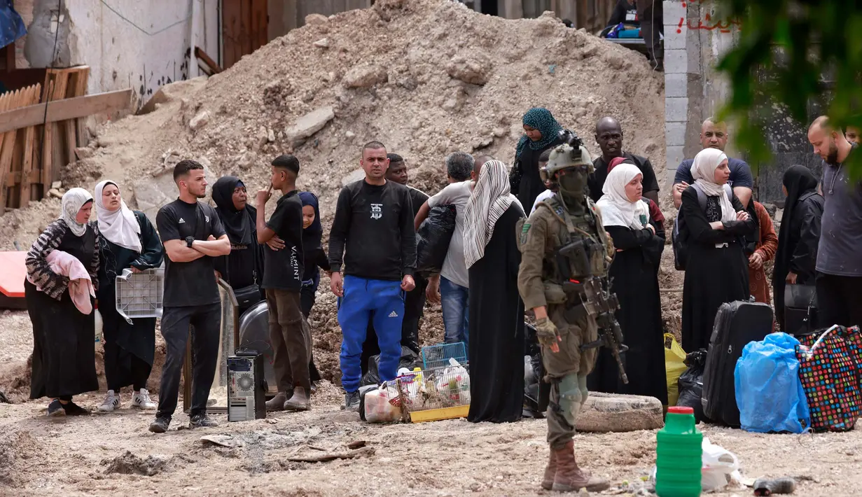 Dengan kawalan ketat militer Israel, warga Palestina membawa barang-barang mereka meninggakan kamp pengungsi Tulkarem. (Jaafar ASHTIYEH/AFP)