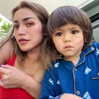 Jessica Iskandar kini tengah melawan penyakitnya, Takikardia. Tentu bukan hal mudah bagi Jedar, terlebih ia juga harus merawat jagoan kecilnya, El Barack Alexander. Jedar pun mengakui bahwa ia harus kuat demi El Barack. (Instagram/inijedar)