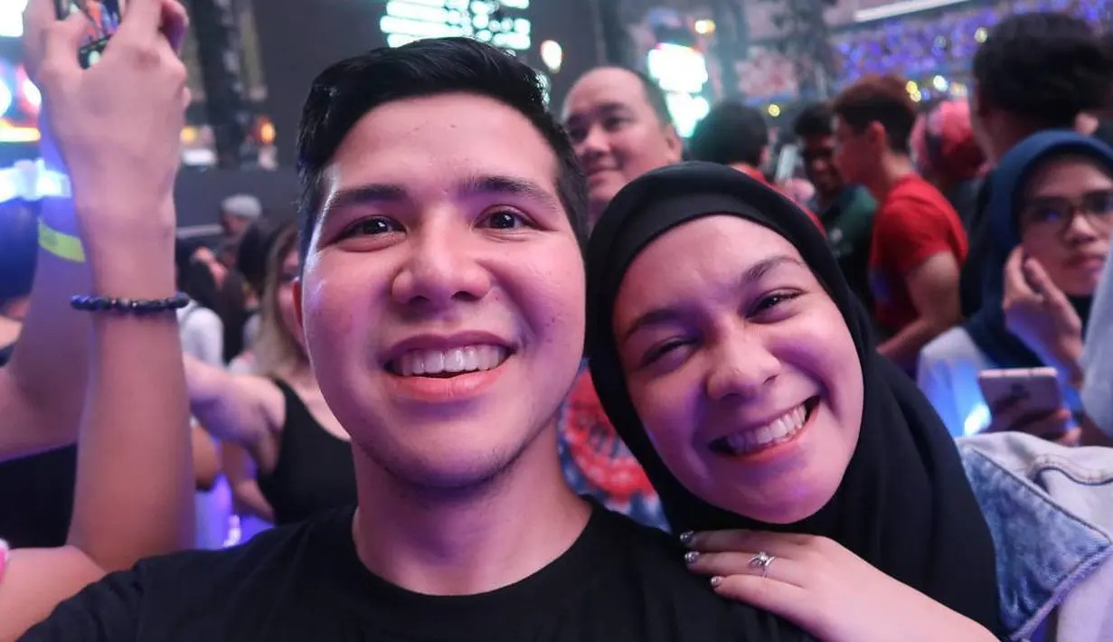 Bulan madu mereka seakan lengkap saat pasangan ini menonton konser Coldplay yang merupakan band favorit dari Tantri. (Foto: instagram.com/haykalkamil)