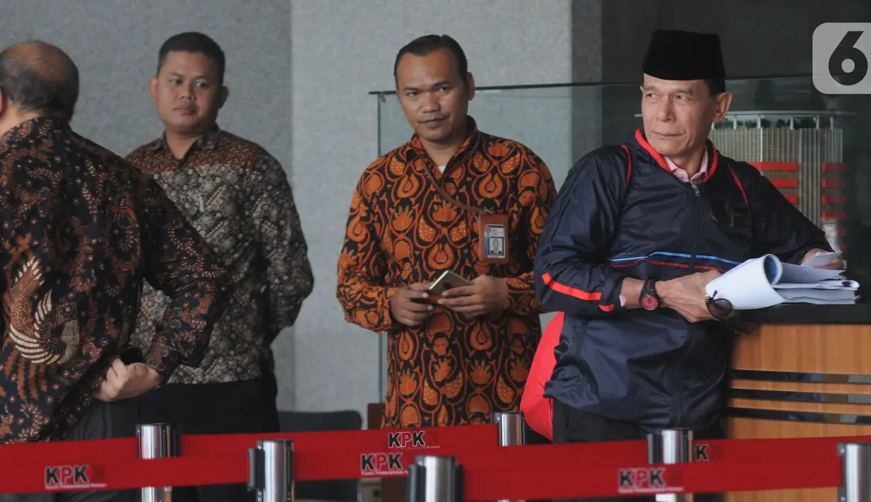 Anggota Badan Pemeriksa Keuangan Rizal Djalil (kanan) usai menjalani pemeriksaan di Gedung KPK, Jakarta, Rabu (9/10/2019). Rizal diperiksa sebagai tersangka terkait kasus dugaan suap proyek pembangunan Sistem Penyediaan Air Minum (SPAM) di Kementerian PUPR. (merdeka.com/Dwi Narwoko)