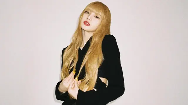 FOTO: Pesona Lisa Blackpink saat Pakai outfit Serba Hitam, Menawan