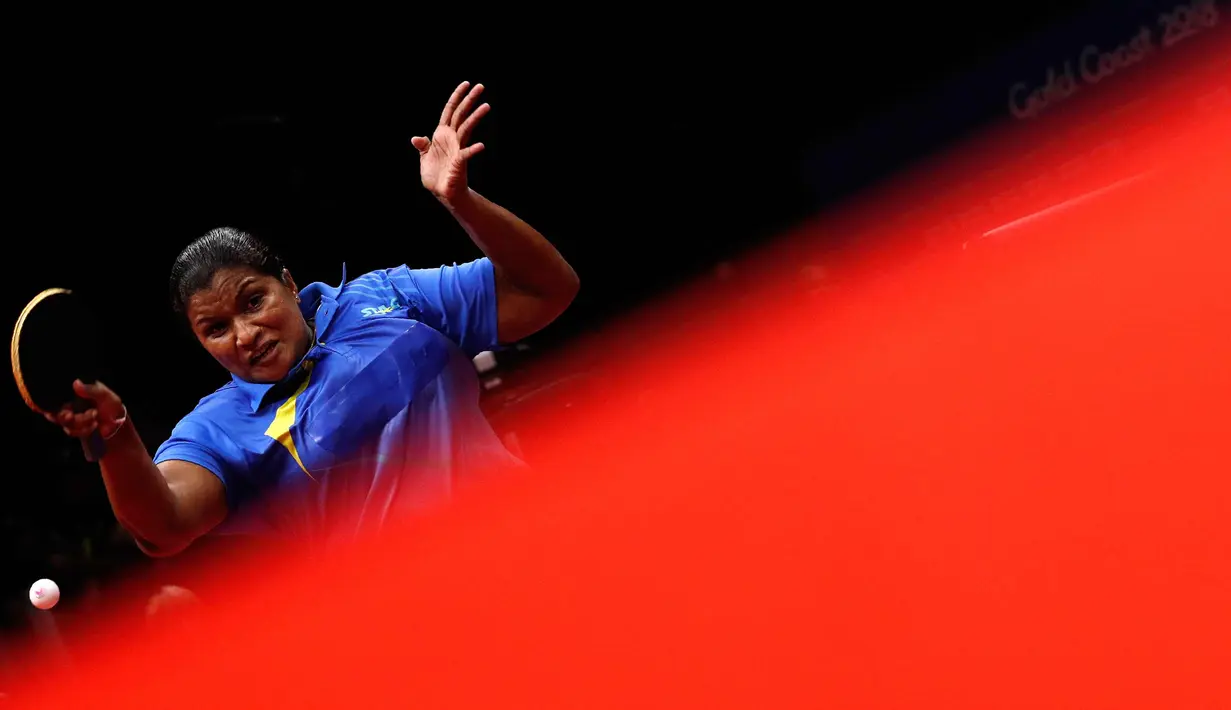 Ishara Manikku Badu dari Sri Lanka berusaha mengembalikan bola pukulan tim Wales selama perempat final tim putri di Commonwealth Games 2018 di Gold Coast di Oxenford Studios (6/4). (AFP Photo/Adrian Dennis)