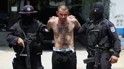 Petugas membawa pemimpin geng Gustavo de Jesus Vasquez Nerio alias "El Tigre" setelah penangkapannya di Colon, El Salvador 30 Mei 2016. (REUTERS/Jose Cabezas)