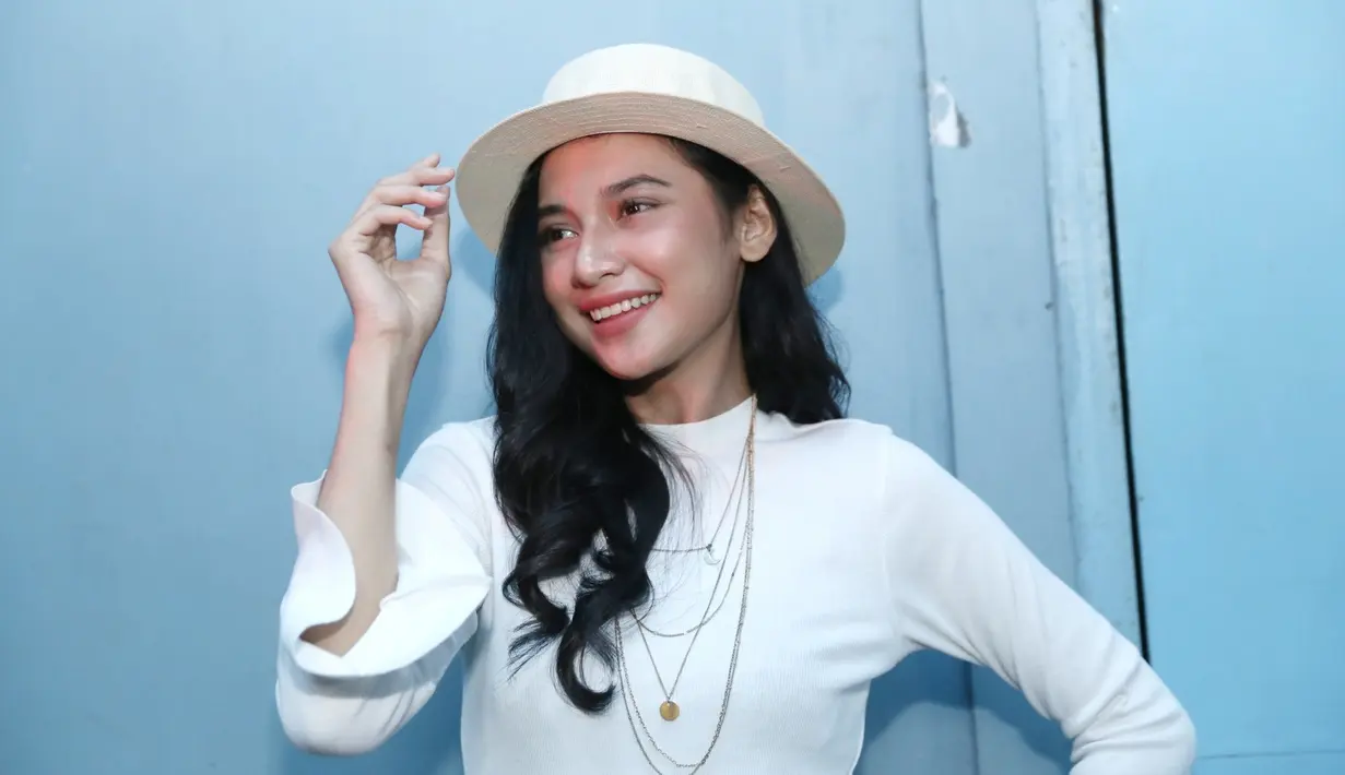 Kenangan tak mengenakkan yang hingga kini masih terbayang pernah dirasakan oleh pesinetron muda Indah Permatasari. Hal itu pernah dialami saat salah kostum dalam suatu acara. (Nurwahyunan/Bintang.com)